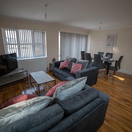 The Coach House - London Heathrow Serviced Apartments Stanwell Dış mekan fotoğraf