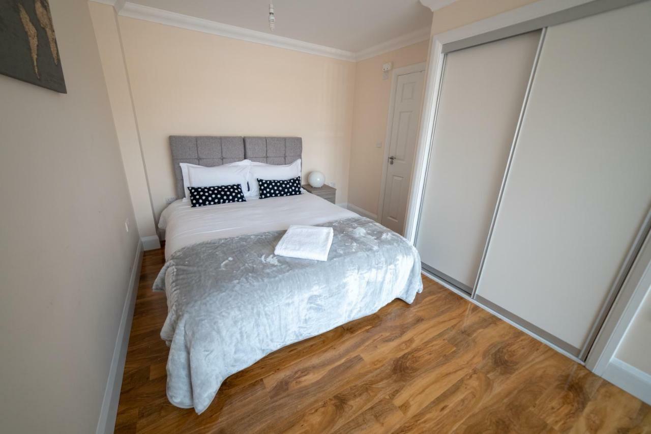 The Coach House - London Heathrow Serviced Apartments Stanwell Dış mekan fotoğraf