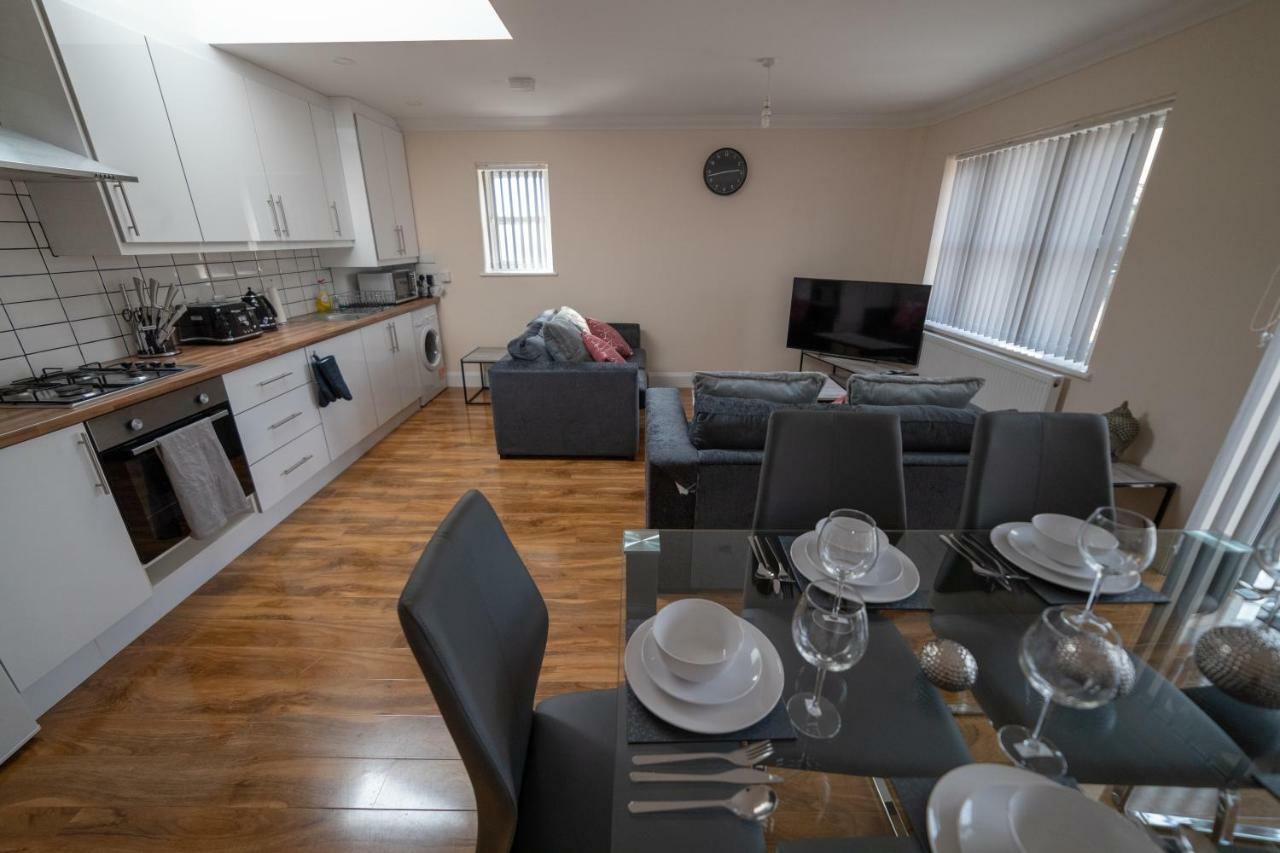 The Coach House - London Heathrow Serviced Apartments Stanwell Dış mekan fotoğraf