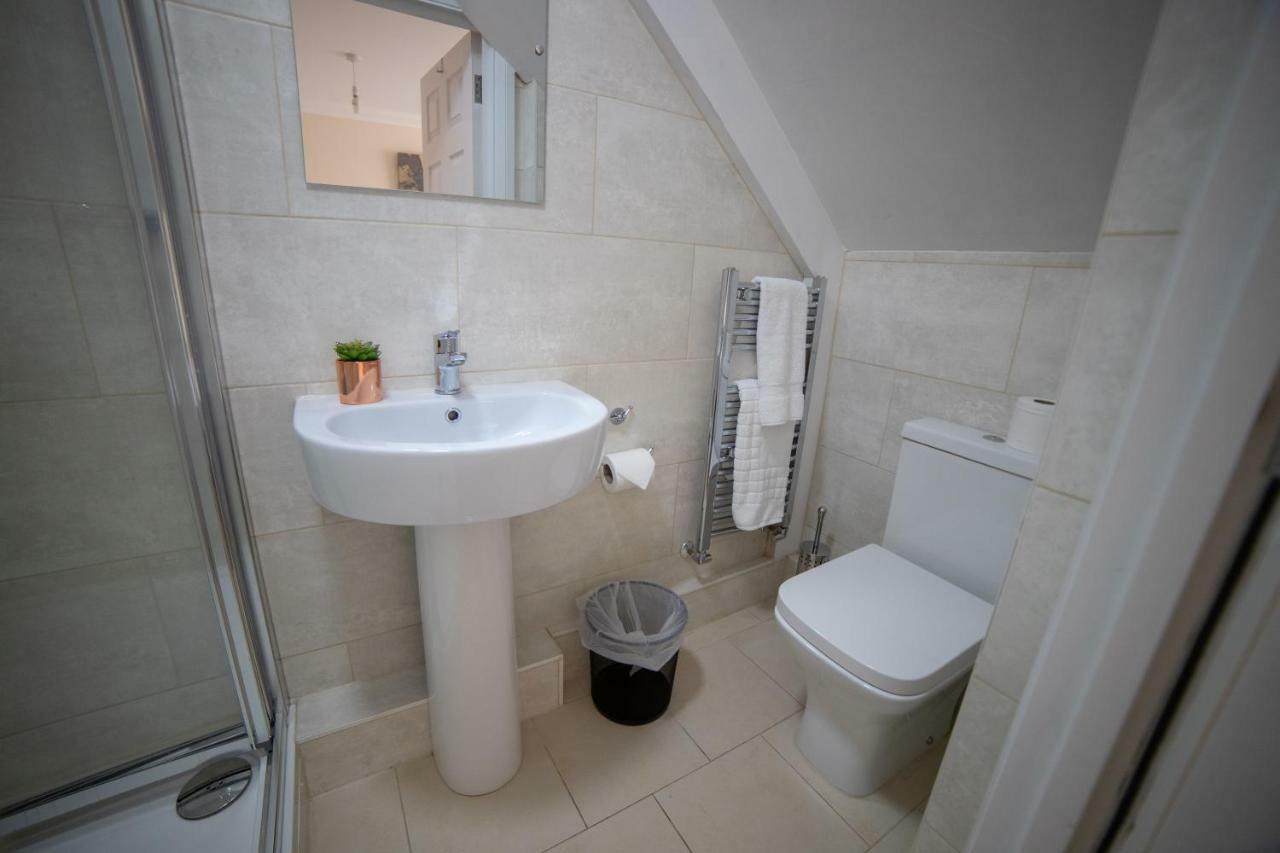 The Coach House - London Heathrow Serviced Apartments Stanwell Dış mekan fotoğraf