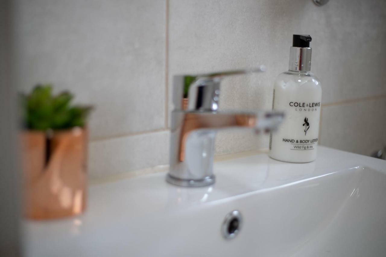 The Coach House - London Heathrow Serviced Apartments Stanwell Dış mekan fotoğraf