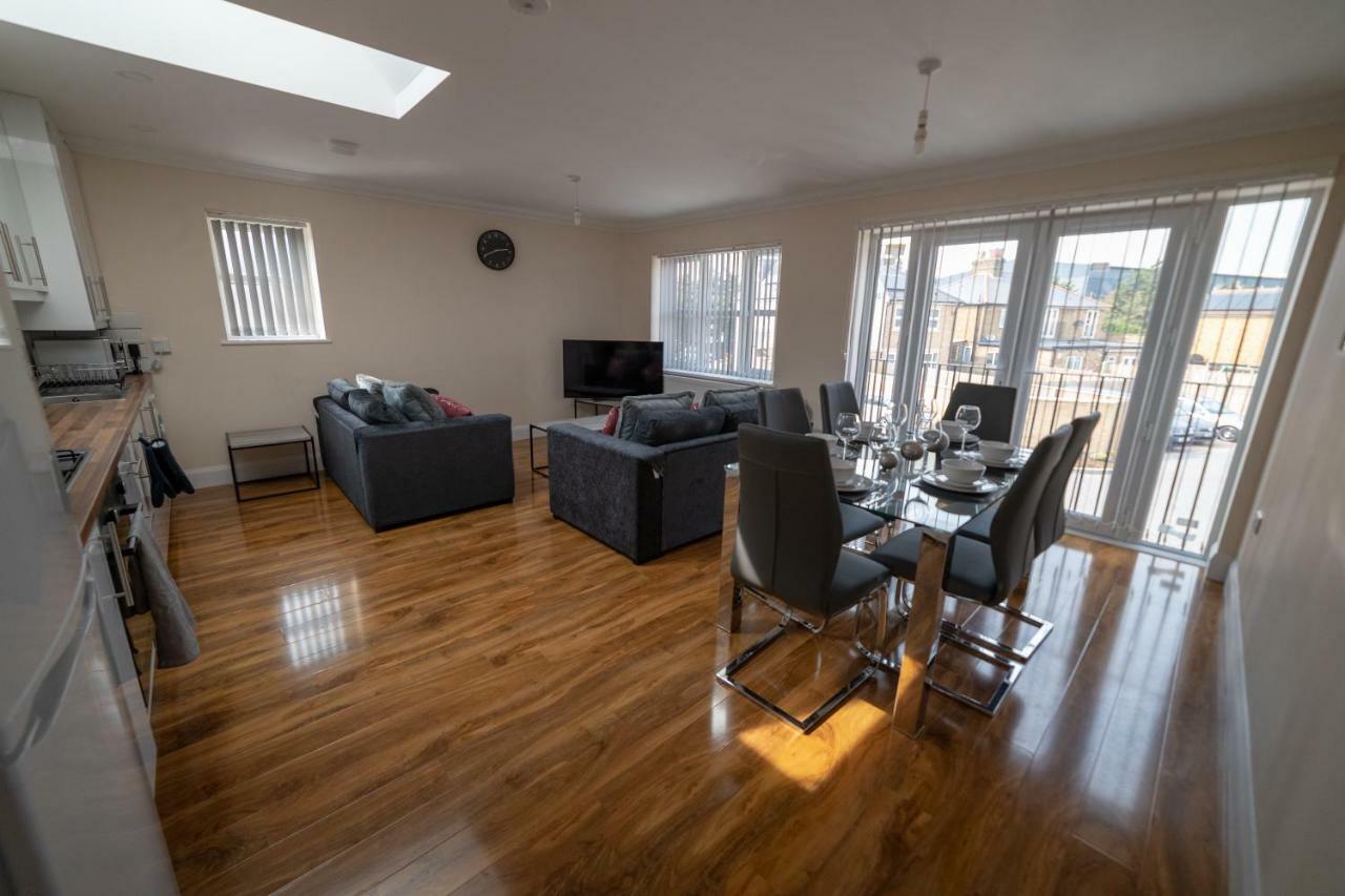 The Coach House - London Heathrow Serviced Apartments Stanwell Dış mekan fotoğraf