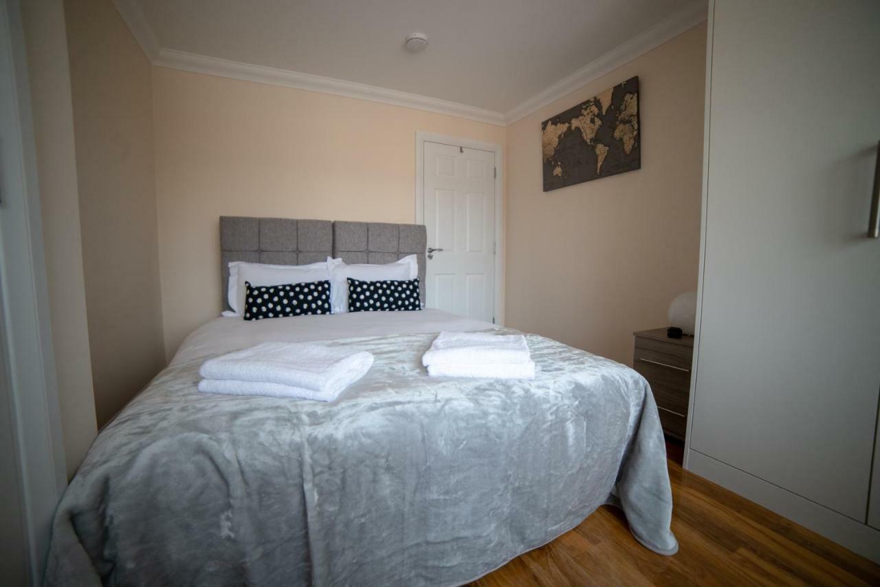 The Coach House - London Heathrow Serviced Apartments Stanwell Dış mekan fotoğraf
