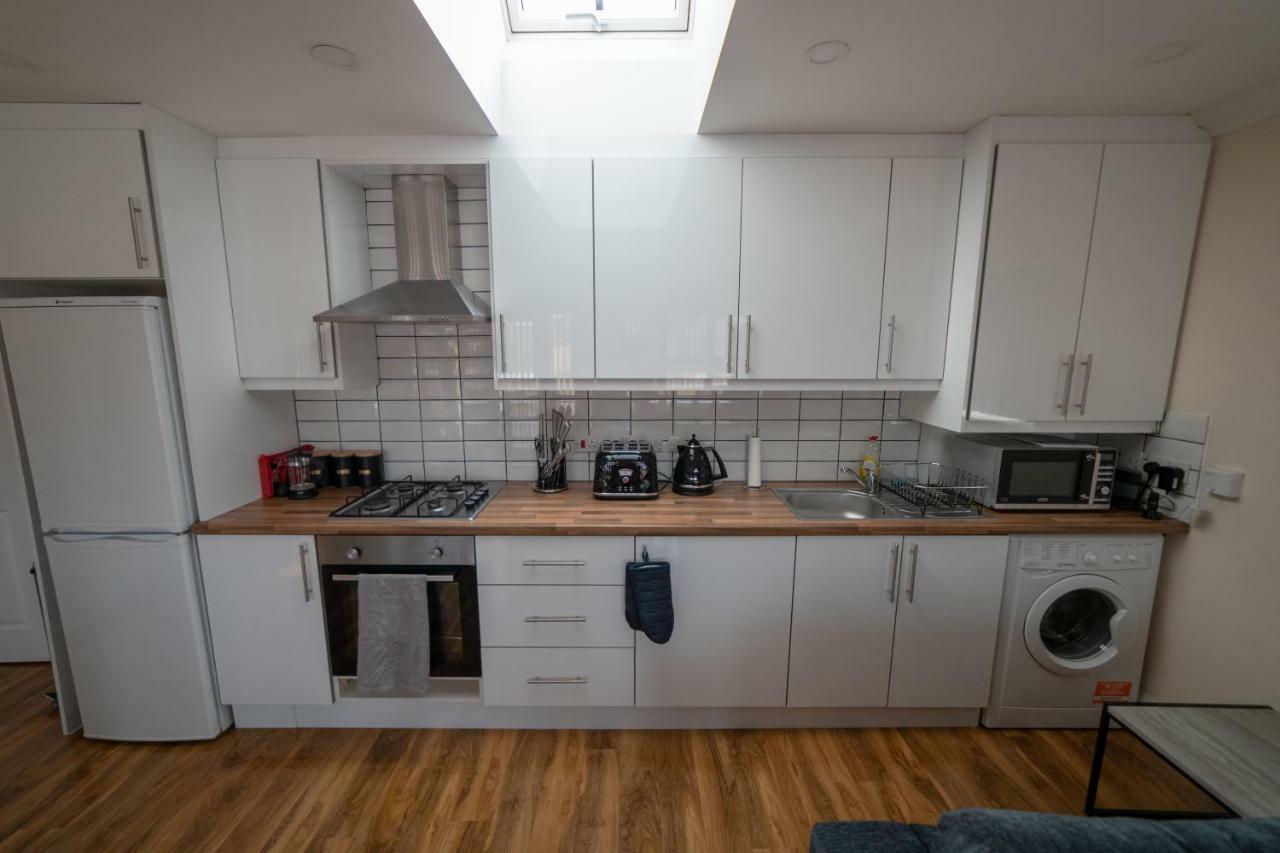 The Coach House - London Heathrow Serviced Apartments Stanwell Dış mekan fotoğraf