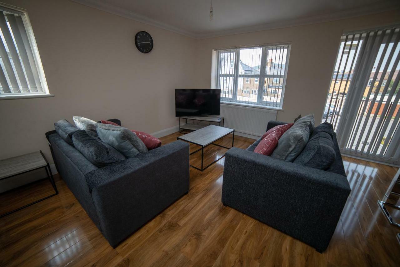 The Coach House - London Heathrow Serviced Apartments Stanwell Dış mekan fotoğraf